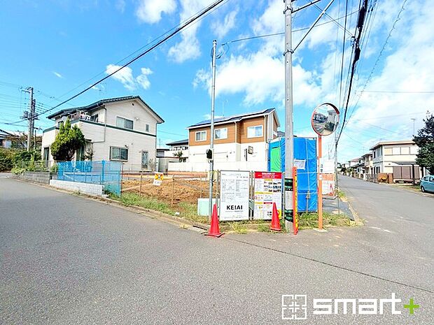 〜十分な広さのある前面道路〜 ・前面道路は約6ｍございますので、お車でのすれ違いも楽々で余計なストレスがかかりません。 ・日々お車での移動が多い方には大切なポイントですね。 