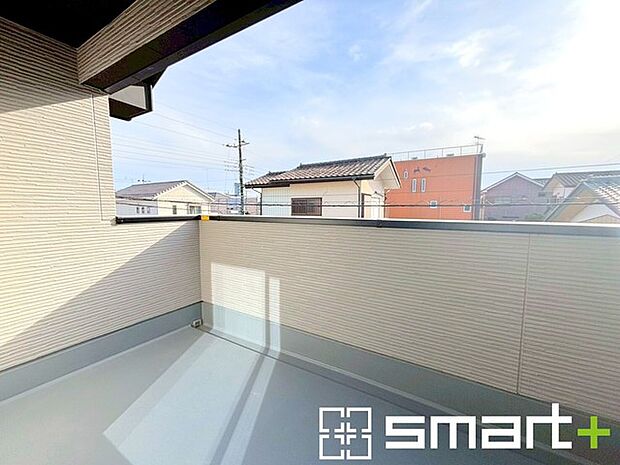 〜バルコニーが2箇所〜 ・日当たり良好のバルコニーが2箇所あるのは嬉しいですね。 ・洗濯物もたくさん干せて毎日のお洗濯も快適。 