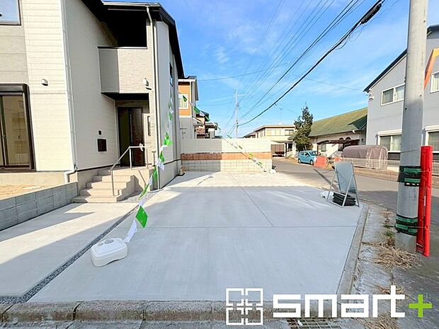 〜ゆとりあるカースペース2台分〜 ・セカンドカーや来客時にも困らないカースペース2台分は並列駐車可能でお車の出し入れもラクラク。 ・カーポートなどのオプションもお気軽にご相談くださいませ。 