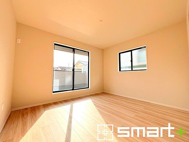 ~バルコニーに面した洋室~ ・バルコニー側の大きな窓から穏やかな陽が差し込む明るい洋室はゆとりある広さの10.5帖。 ・WIC付きでご夫婦やご兄弟でもゆったりとお過ごしいただけます。