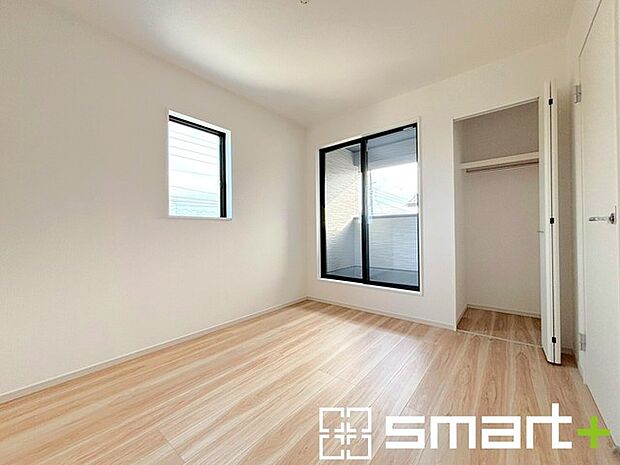 〜2面採光の明るいお部屋〜 ・洋室は2面採光とする事で穏やかな陽の入る明るい空間となっております。 ・くつろぎのプライベート時間を明るい空間で穏やかにお過ごしいただけます。 