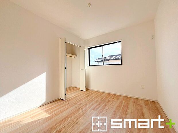 ~収納豊富な洋室~ ・各居室に備え付けの収納をご用意。タンスなどを置く場合と比べ出っ張らないので部屋の中を有効のご活用いただけます。 ・収納の広さなどぜひ現地でご確認くださいませ。