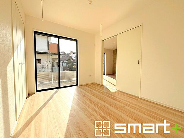 〜リビング横の洋室〜 ・リビング横には開放感をプラスしてくれる洋室。収納スペース付きで寝室にもお使いいただけます。 ・お子様のプレイルームやお昼寝、趣味のお部屋など、用途様々ですね。 