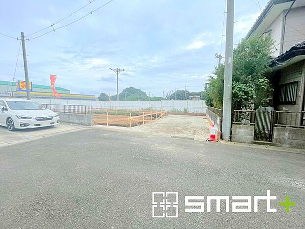 〜十分な広さのある前面道路〜 ・前面道路は約5ｍございますので、お車でのすれ違いも楽々で余計なストレスがかかりません。 ・日々お車での移動が多い方には大切なポイントですね。 