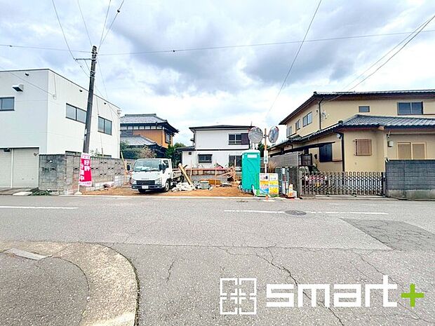 〜十分な広さのある前面道路〜 ・前面道路は約8.01ｍございますので、お車でのすれ違いも楽々で余計なストレスがかかりません。 ・日々お車での移動が多い方には大切なポイントですね。 