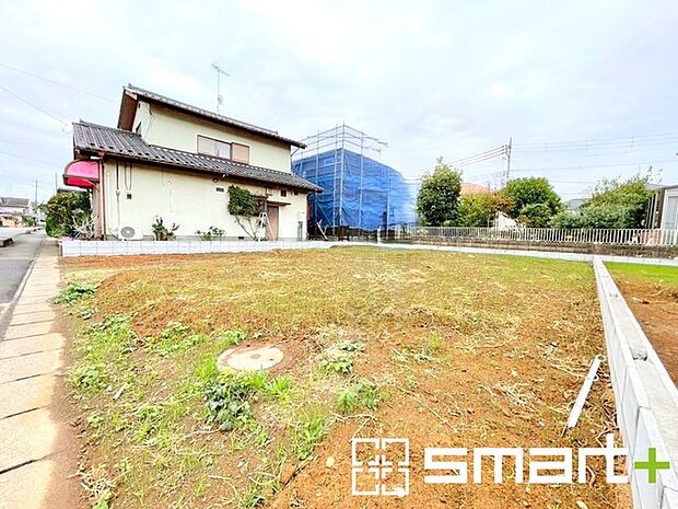 〜ベタ基礎でしっかりとした土台〜 ・コンクリートの中に鉄筋を配し強度を高めた「ベタ基礎」を採用。 ・しっかりとした土台を造ったうえで、その上に建物が築造されていきます。 