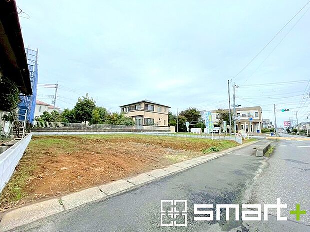 〜十分な広さのある前面道路〜 ・前面道路は約9ｍございますので、お車でのすれ違いも楽々で余計なストレスがかかりません。 ・日々お車での移動が多い方には大切なポイントですね。 