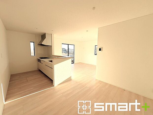 〜余裕の空間が広がるＬＤＫ〜 ・16.5帖あるＬＤＫはご家族団らんのお時間を余裕の広さで演出してくれます。 ・ご内覧の際は家具の配置などもイメージしながらご覧くださいませ。 