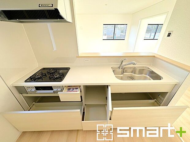 〜人気のカウンターキッチン〜 ・キッチンには余計な柱が無いので、リビングが見渡せ開放感のある造りとなっております。 ・蛇口には浄水器が内蔵されるなど機能面でも優れたキッチンです。 