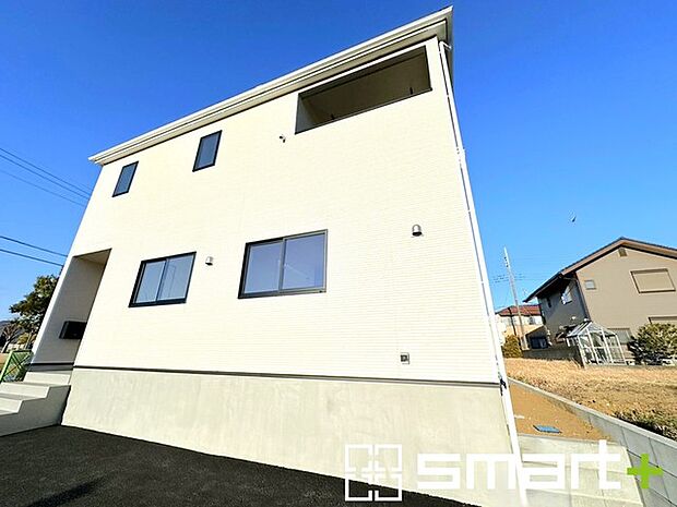 〜開放感ある角地のお住まい〜 ・2方向が空く事で開放感のある角地に位置しております。 ・窮屈な感じが無く、ゆったりと暮らせるこの魅力をぜひ現地でご体感くださいませ。 