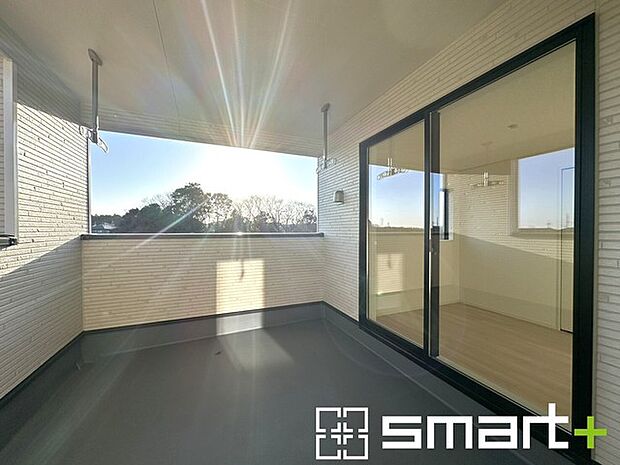 〜屋根付きのバルコニー〜 ・バルコニーは屋根付きなので急な雨でも安心です。 ・奥行きもあるので洗濯物が干しやすいのも嬉しいポイントですね。 