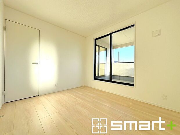 〜収納豊富な洋室〜 ・各居室に備え付けの収納をご用意。タンスなどを置く場合と比べ出っ張らないので部屋の中を有効のご活用いただけます。 ・収納の広さなどぜひ現地でご確認くださいませ。 