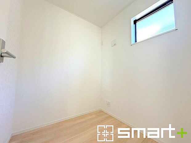 〜サービスルームをご用意〜 ・お仕事はもちろん、勉強部屋としても使えるテレワークルームのあるプランを採用。 ・追加の収納としてもご利用可能です。 