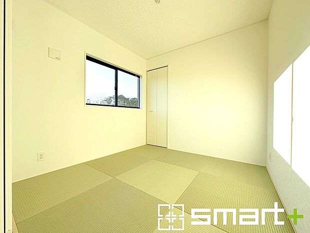 〜「和みの部屋」和室をご用意〜 ・ゴロンと寝転がったり、お子様のいるご家庭ではお子様を寝かしつけたり、などご活用いただける和室をご用意。 ・やはり畳の香りは心が落ち着きますね。 