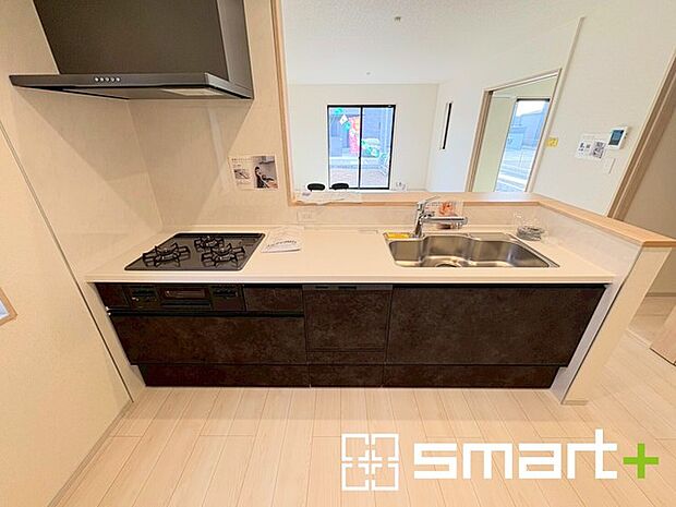 〜人気のカウンターキッチン〜 ・キッチンには余計な柱が無いので、リビングが見渡せ開放感のある造りとなっております。 ・蛇口には浄水器が内蔵されるなど機能面でも優れたキッチンです。