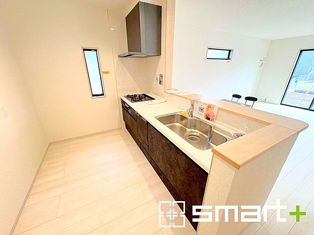 〜パントリーのあるお住まい〜 ・キッチン横にパントリー(食糧庫)をご用意。買い溜めした食材などはもちろん、ティッシュなどの置場としてもご利用いただけます。 ・ぜひ現地でご確認くださいませ。