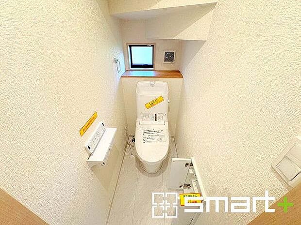 〜埋め込み式の収納〜 ・トイレットペーパーを収納できる埋め込み式のトイレ収納。 ・床に置かなくて済むので掃除も楽々です。