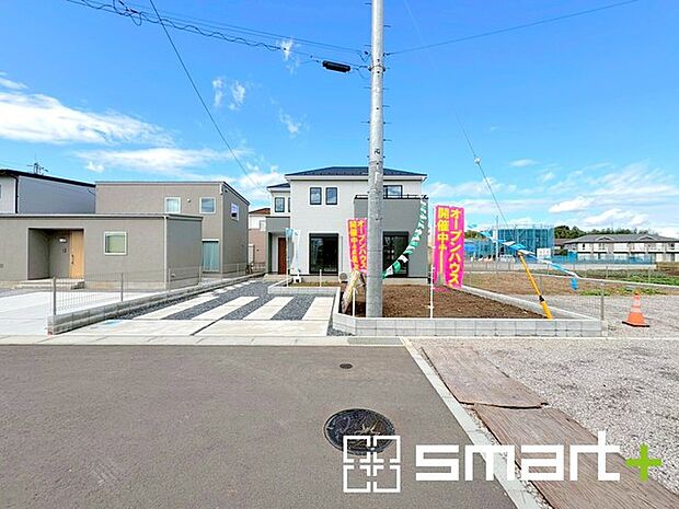 〜十分な広さのある前面道路〜 ・前面道路は約6mございますので、お車でのすれ違いも楽々で余計なストレスがかかりません。 ・日々お車での移動が多い方には大切なポイントですね。