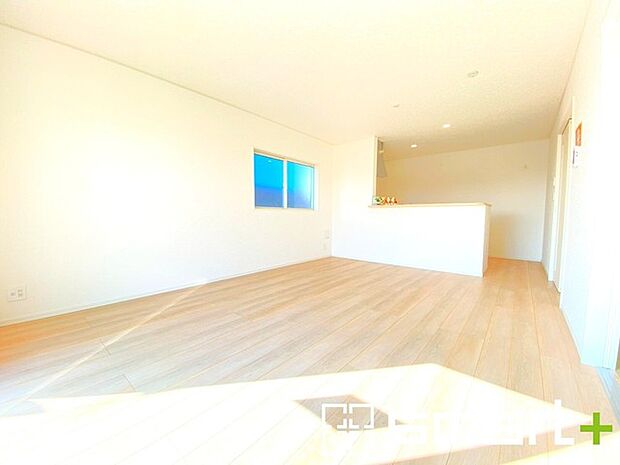 ~穏やかな陽の入るLDK~ ・大きな窓のあるLDKは陽当りも良好で明るい空間となっております。 ・ご家族団らんなど過ごす時間の多いLDKが明るいのは嬉しいポイントですね。