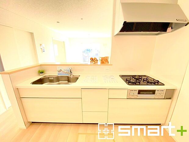 〜人気のカウンターキッチン〜 ・キッチンには余計な柱が無いので、リビングが見渡せ開放感のある造りとなっております。 ・蛇口には浄水器が内蔵されるなど機能面でも優れたキッチンです。