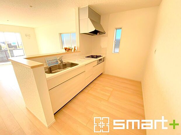 ~使い勝手の良いシステムキッチン~ ・料理がしやすい設計のキッチンでお料理もはかどりますね。 ・もちろんキッチン下部は収納になっておりますので、フライパンなども収納可能です。