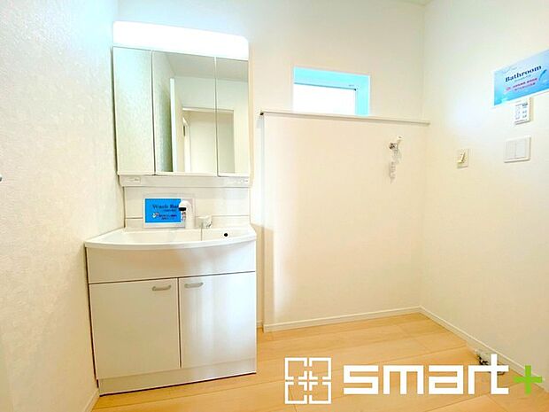 ~人気の三面鏡を採用~ ・洗面台は三面鏡仕様なので鏡の角度を変える事で頭の後ろの方までご確認可能です。 ・鏡の裏が収納になっておりますので、洗面台周りもスッキリと片付きます。