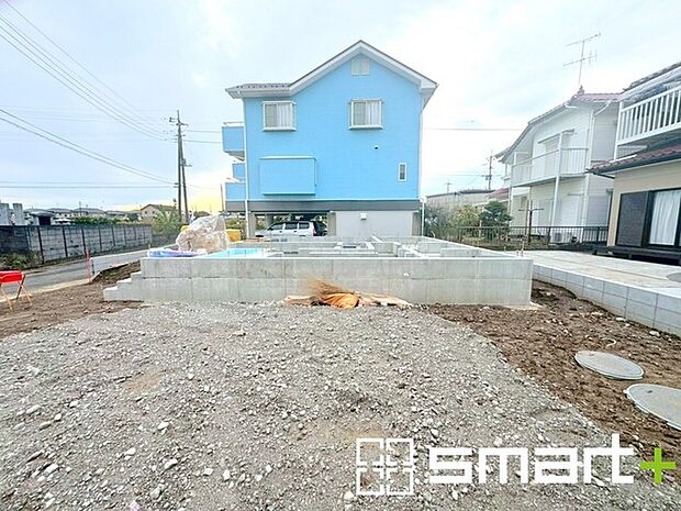 〜閑静な住宅街の立地〜 ・周辺は閑静な住宅街となっておりますので、静かな暮らしをご実現いただけます。 ・前面道路の交通量も多くないので、小さなお子様がいるご家庭でもご安心ですね。 