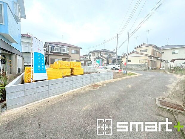 〜十分な広さのある前面道路〜 ・前面道路は約4.2ｍございますので、お車でのすれ違いも楽々で余計なストレスがかかりません。 ・日々お車での移動が多い方には大切なポイントですね。 