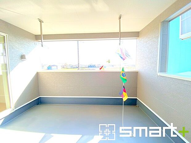 〜ワイドバルコニーを採用〜 ・バルコニーはワイドタイプなので、洗濯物を沢山干す事が可能です。 ・テラス屋根などのオプションもお気軽にご相談くださいませ。