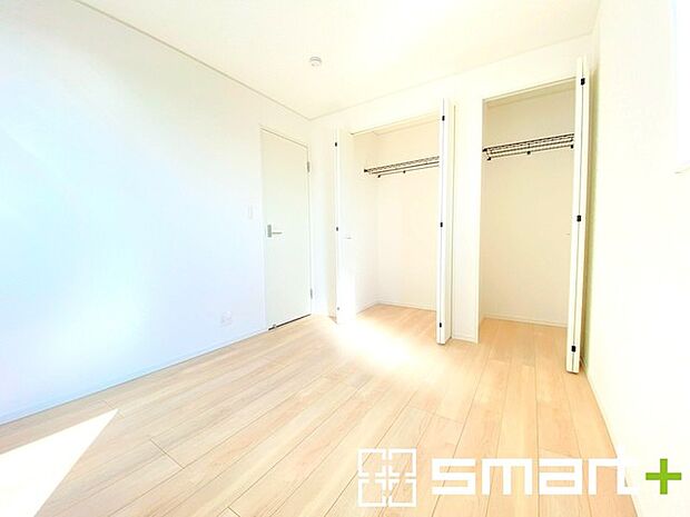 〜自然な風合いの洋室〜 ・ナチュラルな色彩で纏められた洋室は家具のコーディネートもしやすくなっております。 ・どんな家具にするか考えるだけでも楽しくなってきますね。