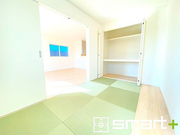 〜使い勝手の良い「和洋室」〜 ・畳敷きに建具は洋風、というハイブリッド型の「和洋室」。和室と洋室の良い所を組み合わせたお部屋です。 ・やはり畳の香りは心が落ち着きますね。
