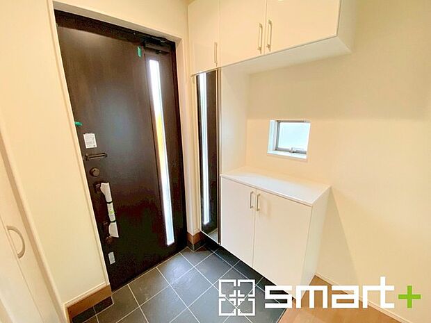 〜穏やかな陽が入る玄関〜 ・窓に加えて玄関ドアのガラス部分からも穏やかな陽が入り、明るい玄関になります。 ・備え付けのシューズボックスはミラー付なのでお出かけ前のチェックに大活躍。