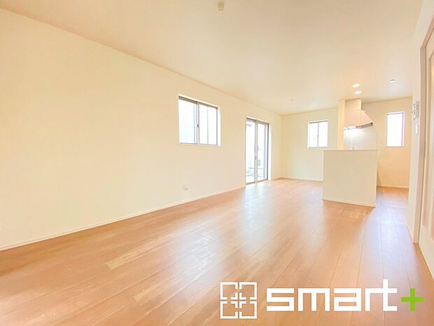 〜穏やかな陽の入るLDK〜 ・大きな窓のあるLDKは陽当りも良好で明るい空間となっております。 ・ご家族団らんなど過ごす時間の多いLDKが明るいのは嬉しいポイントですね。