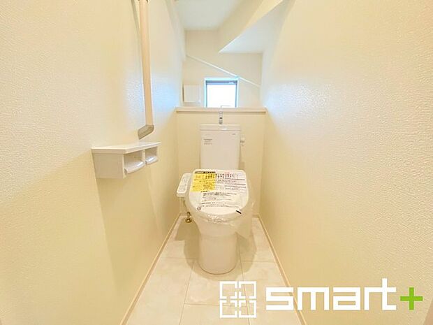 〜窓付きの明るいトイレ〜 ・清潔感あるシャワートイレ。窓があるので換気もしやすく快適ですね。 ・背面にある棚はトイレットペーパーなどの置き場や飾り棚としても利用できますね。