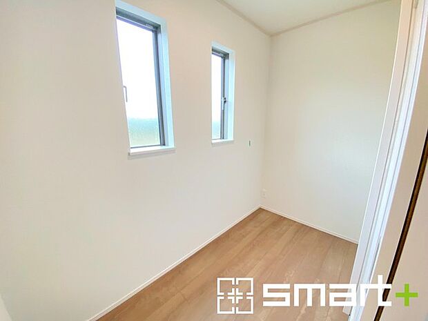 〜広々した「納戸」をご用意〜 ・本来の用途である収納としてはもちろん、テレワークスペースとしてもご利用可能な納戸をご用意。 ・広さの感覚など、ぜひ現地でご体感くださいませ。 