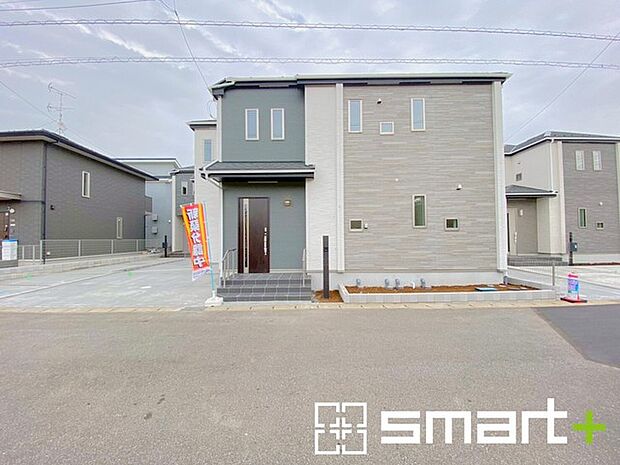 〜閑静な住宅街の立地〜 ・周辺は閑静な住宅街となっておりますので、静かな暮らしをご実現いただけます。 ・前面道路の交通量も多くないので、小さなお子様がいるご家庭でもご安心ですね。 