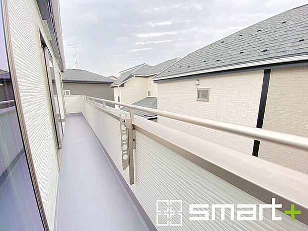 〜洗濯物も干しやすいバルコニー〜 ・陽当たり良好な南側のバルコニーは3部屋から出入りができて毎日のお洗濯も快適。 ・テラス屋根等のオプションもお気軽にご相談くださいませ。