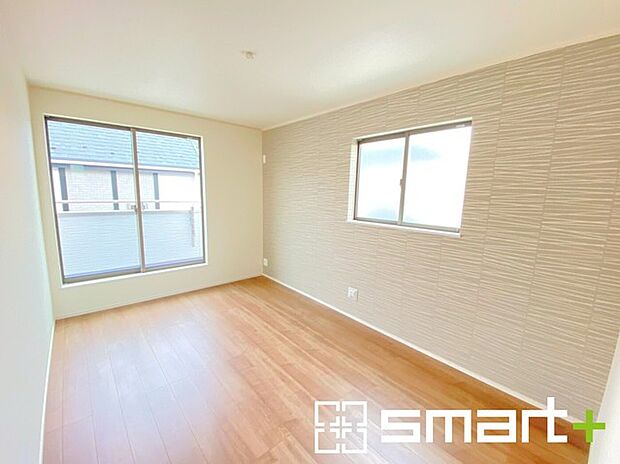 〜WIC付きの洋室〜 ・バルコニー側の大きな窓から穏やかな陽が差し込む明るい洋室はウォークインクローゼット付。 ・ゆとりある広さでご夫婦やご兄弟でもゆったりお過ごしいただけます。