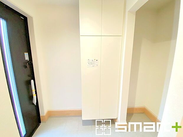 〜土間収納のある玄関〜 ・玄関横に土間収納をご用意。 ・追加の靴置きとしてはもちろん、スキー・ゴルフなど趣味の用具の置場としてもご利用いただけます。 