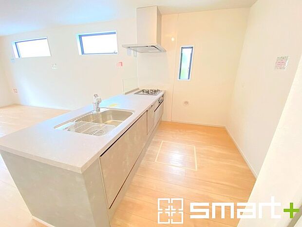 〜人気のカウンターキッチン〜 ・キッチンには余計な柱が無いので、リビングが見渡せ開放感のある造りとなっております。 ・蛇口には浄水器が内蔵されるなど機能面でも優れたキッチンです。 