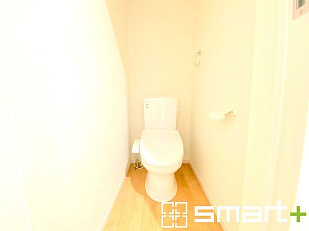 〜やはり便利なタンク式トイレ〜 ・最近はタンクレストイレもございますが、タンク式の場合は停電時もお水を流すことが可能。 ・故障時なども比較的費用が安くなるなど、メリットが多くなります。 