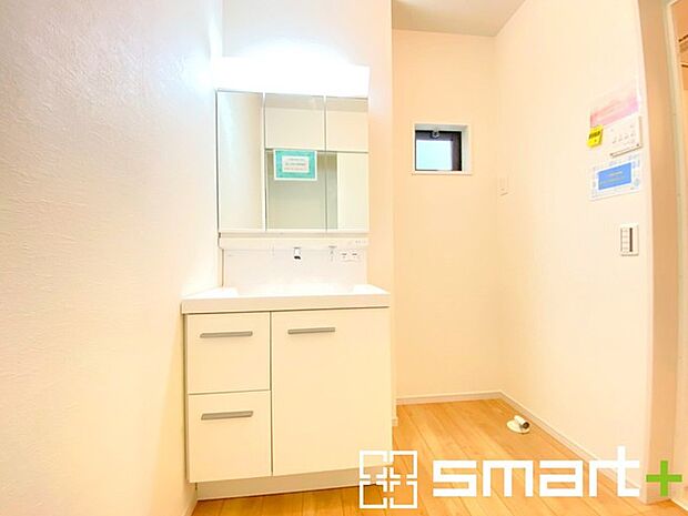 〜人気の三面鏡を採用〜 ・洗面台は三面鏡仕様なので鏡の角度を変える事で頭の後ろの方までご確認可能です。 ・鏡の裏が収納になっておりますので、洗面台周りもスッキリと片付きます。 