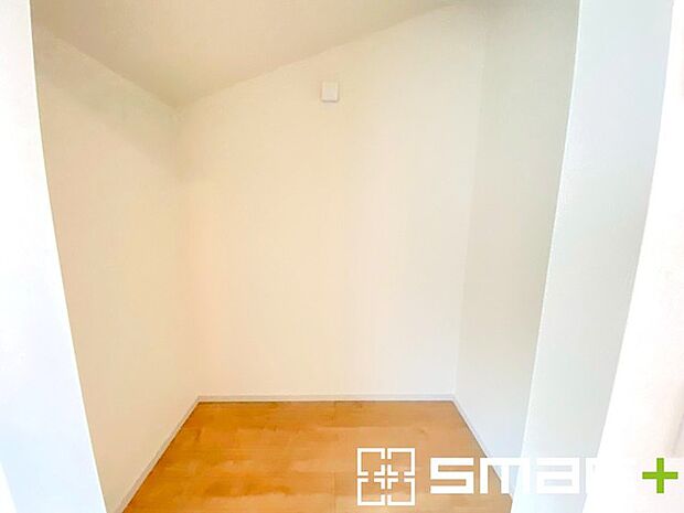 〜憧れのウォークインクローゼット〜 ・居室にウォークインを設ける事で季節ものや趣味の用具などもスッキリと収納可能です。 ・ぜひ現地でその便利さをご体感くださいませ。 