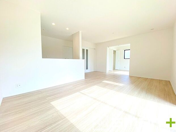 ~余裕の空間が広がるLDK~ ・17帖あるLDKはご家族団らんのお時間を余裕の広さで演出してくれます。 ・ご内覧の際は家具の配置などもイメージしながらご覧くださいませ。