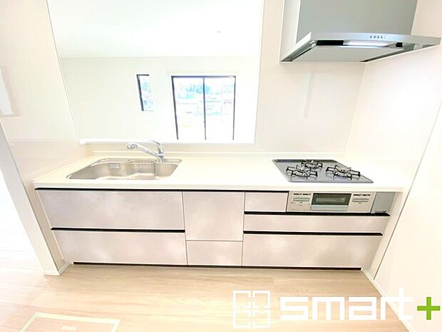 ~人気のカウンターキッチン~ ・キッチンは人気のカウンタータイプを採用。「ご家族の顔が見える」造りです。 ・蛇口に浄水器が内蔵されているなど機能面でも優れた仕様です。