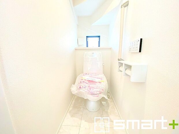 ~やはり便利なタンク式トイレ~ ・最近はタンクレストイレもございますが、タンク式の場合は停電時もお水を流すことが可能。 ・故障時なども比較的費用が安くなるなど、メリットが多くなります。