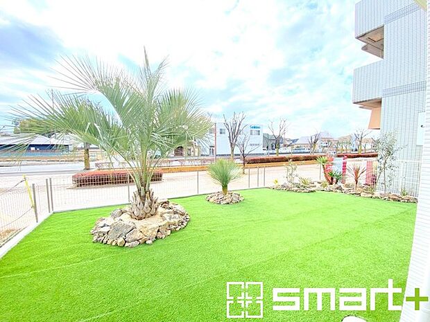 ~人工芝のある綺麗なお庭~ ・標準で人工芝を敷設しておりますので、見た目にも綺麗なお庭となっております。 ・人工芝の場合雑草が生えてこず、管理が楽なのも嬉しいポイントです。