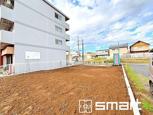 〜ベタ基礎でしっかりとした土台〜 ・コンクリートの中に鉄筋を配し強度を高めた「ベタ基礎」を採用。 ・しっかりとした土台を造ったうえで、その上に建物が築造されていきます。 。 