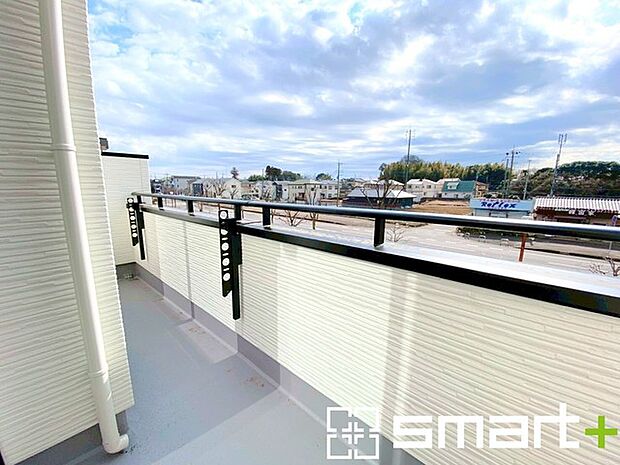 ~洗濯物も干しやすいバルコニー~ ・バルコニーには物干し竿受けが標準装備されております。 ・テラス屋根等のオプションもお気軽にご相談くださいませ。