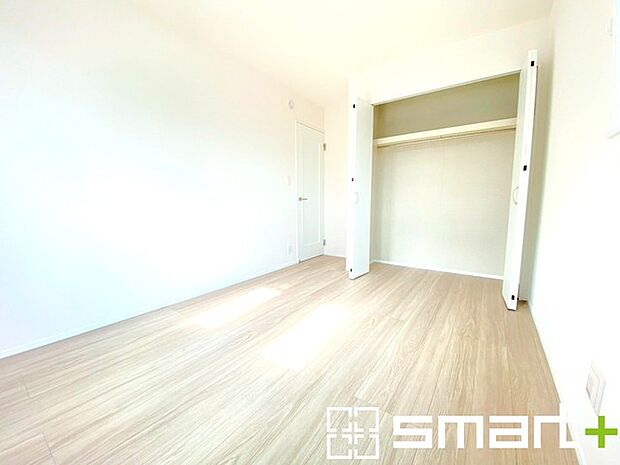 ~収納豊富な洋室~ ・各居室に備え付けの収納をご用意。タンスなどを置く場合と比べ出っ張らないので部屋の中を有効のご活用いただけます。 ・収納の広さなどぜひ現地でご確認くださいませ。